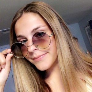 Meet your Posher, Chloe